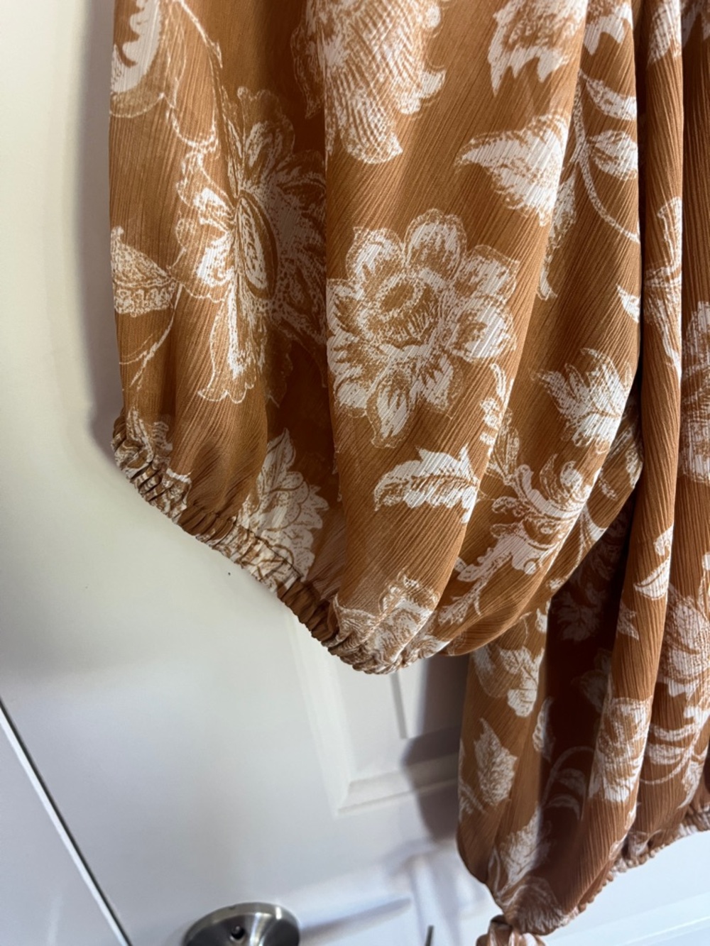NWOT LOFT Women’s Tan Floral Puff-Sleeve Peasant Blouse - Picture 3 of 5